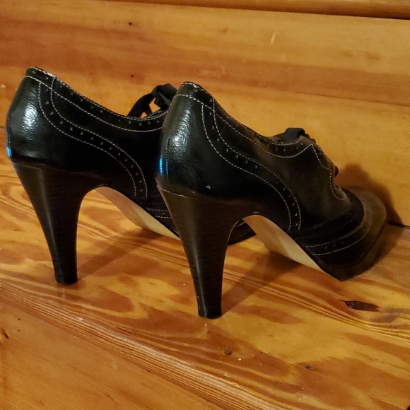 Isaac Mizrahi laced heels 8/8.5 - Picture 4 of 9